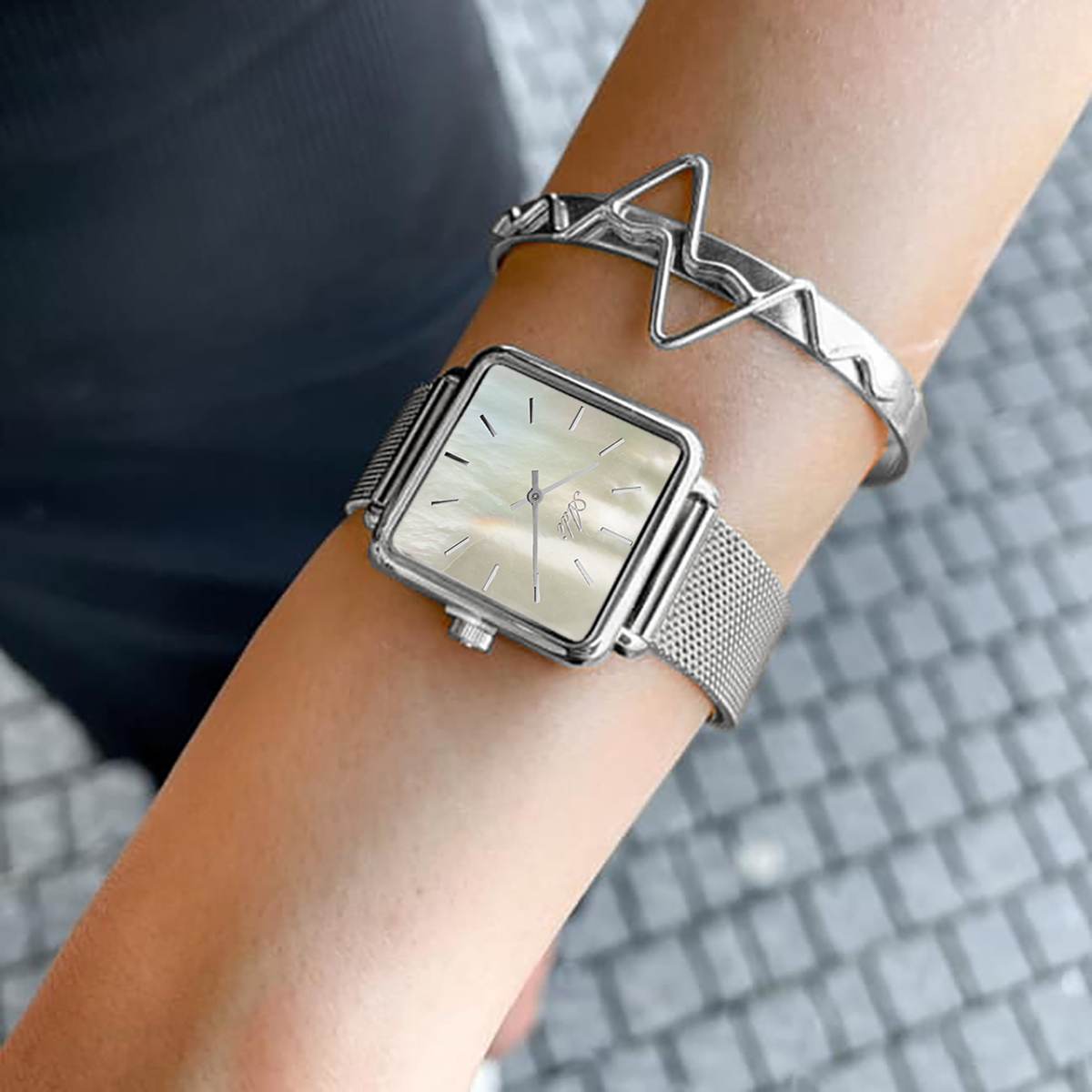 שעון יד מרובע כסוף לאישה עם רצועת רשת